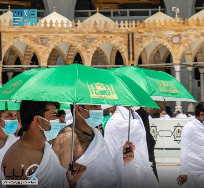 شؤون الحرمين توزع (4) آلاف مظلة على قاصدي المسجد الحرام