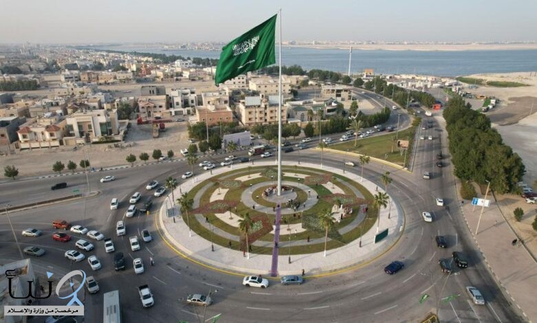 الميادين والطرق الرئيسية بالشرقية تتوشح بالأعلام احتفاء بيوم العلم السعودي