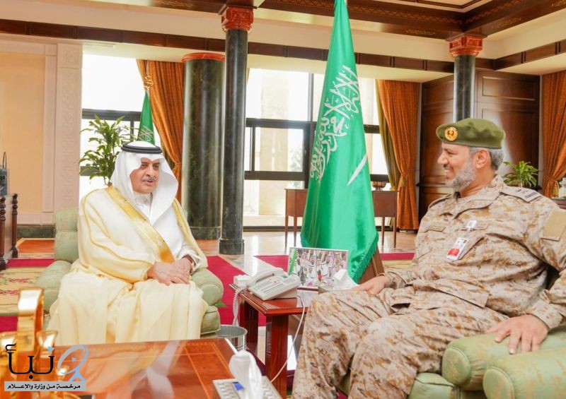 أمير تبوك يستقبل مدير مستشفى الملك سلمان للقوات المسلحة بالشمالية الغربية