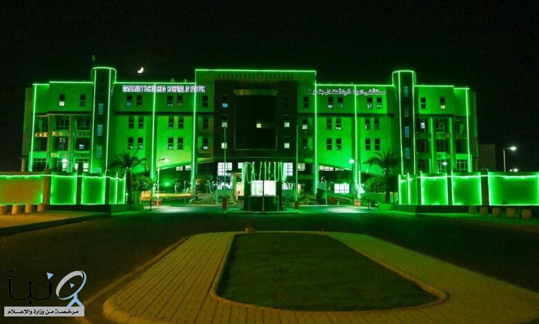 مباني #تبوك ومعالمها تتزين باللون الأخضر احتفالاً باليوم الوطني الـ93