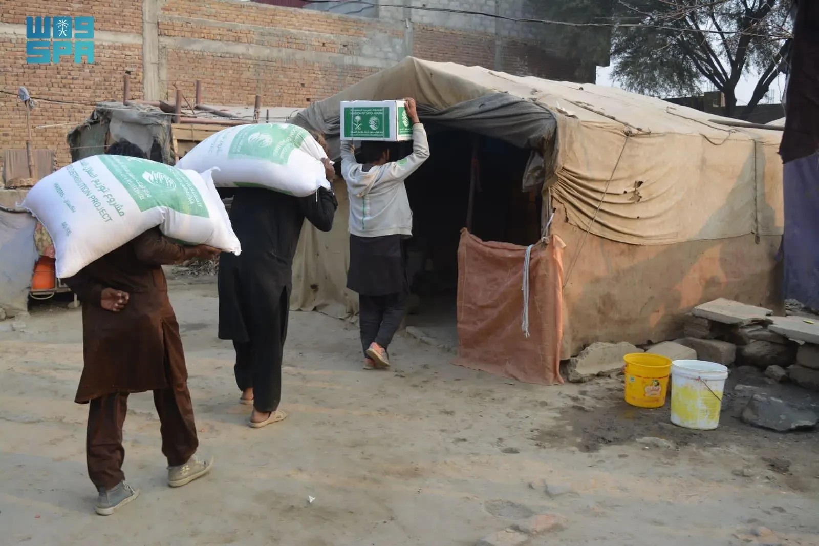 مركز الملك سلمان للإغاثة يوزع 1.762 سلة غذائية في إقليمي خيبر بختون خوا وبلوشستان بجمهورية باكستان
