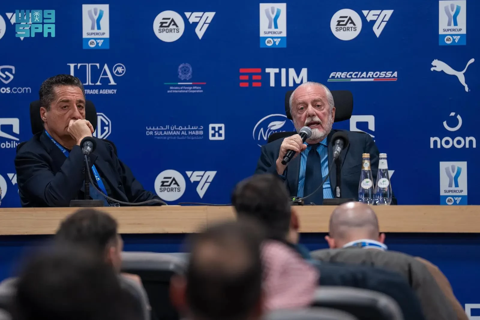 مدرب فريق إنتر ميلان ورئيس نادي نابولي يعقدان مؤتمراً صحفياً بعد ختام نهائي كأس السوبر الإيطالي