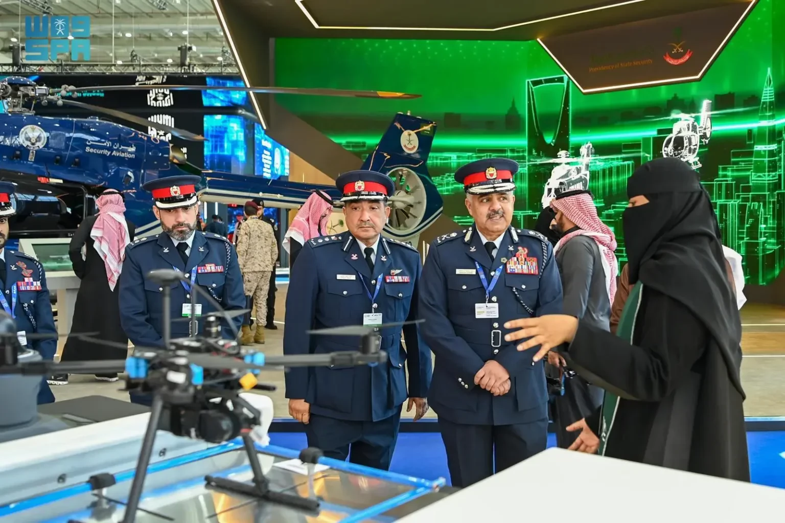 نائب رئيس الأمن العام البحريني يزور جناح “الداخلية” بمعرض الدفاع العالمي 2024