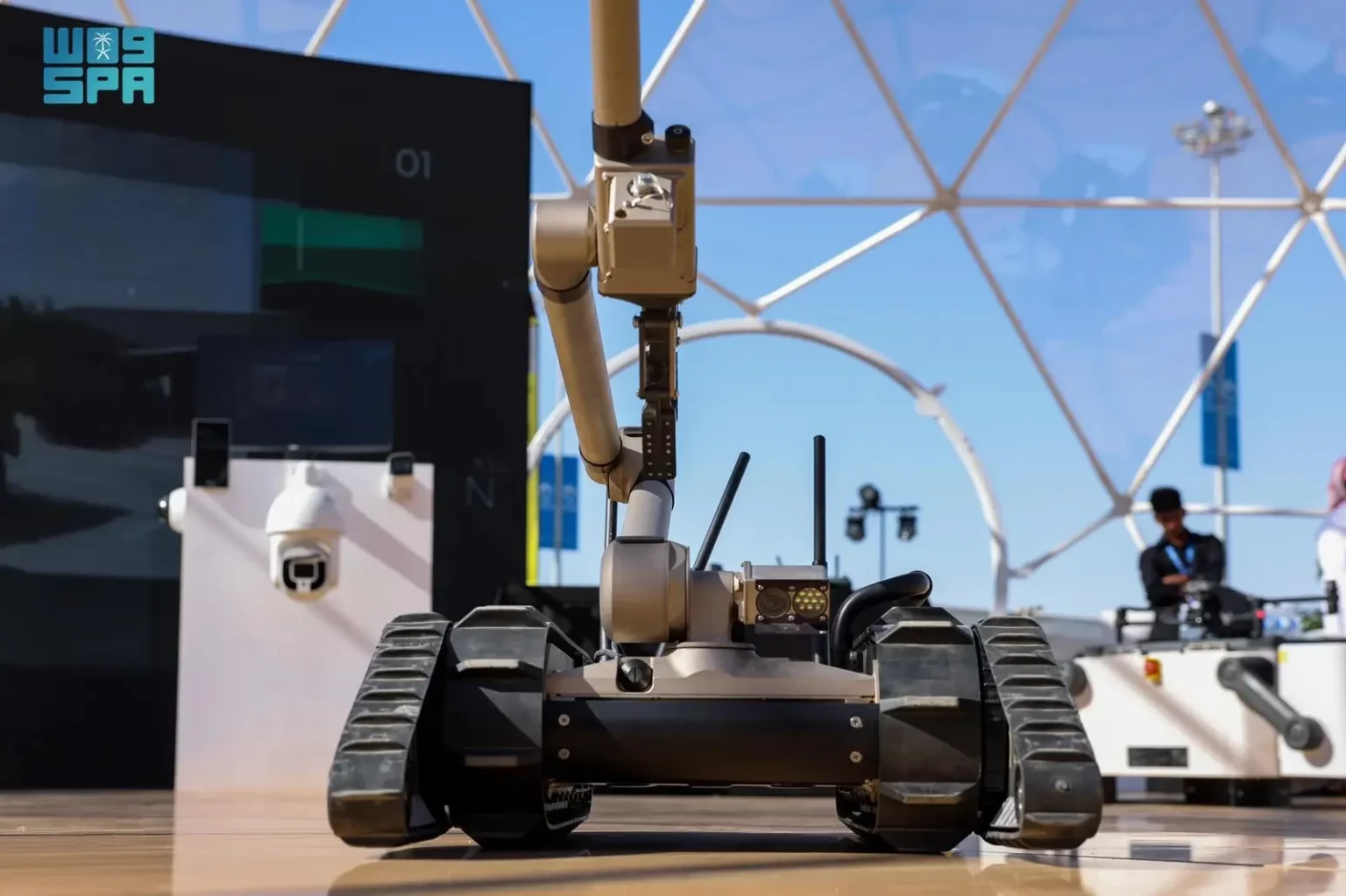 الدفاع المدني يستعرض “روبوت” مكافحة الحرائق في معرض الدفاع العالمي 2024