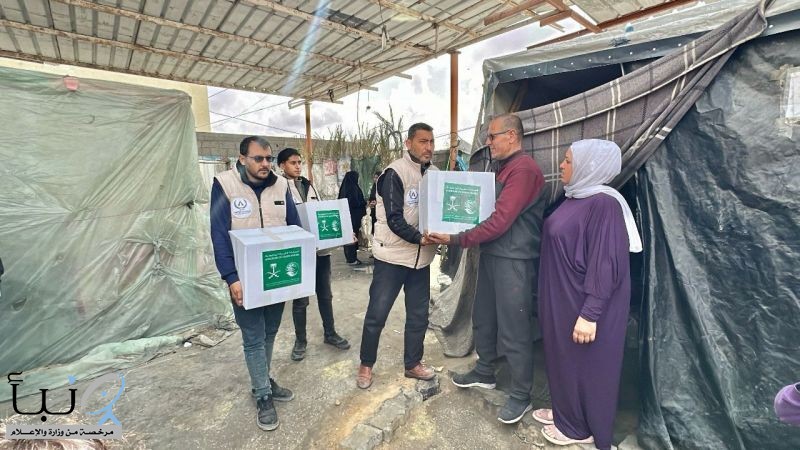 مركز الملك سلمان للإغاثة يواصل توزيع المساعدات الغذائية والإيوائية للنازحين في قطاع غزة