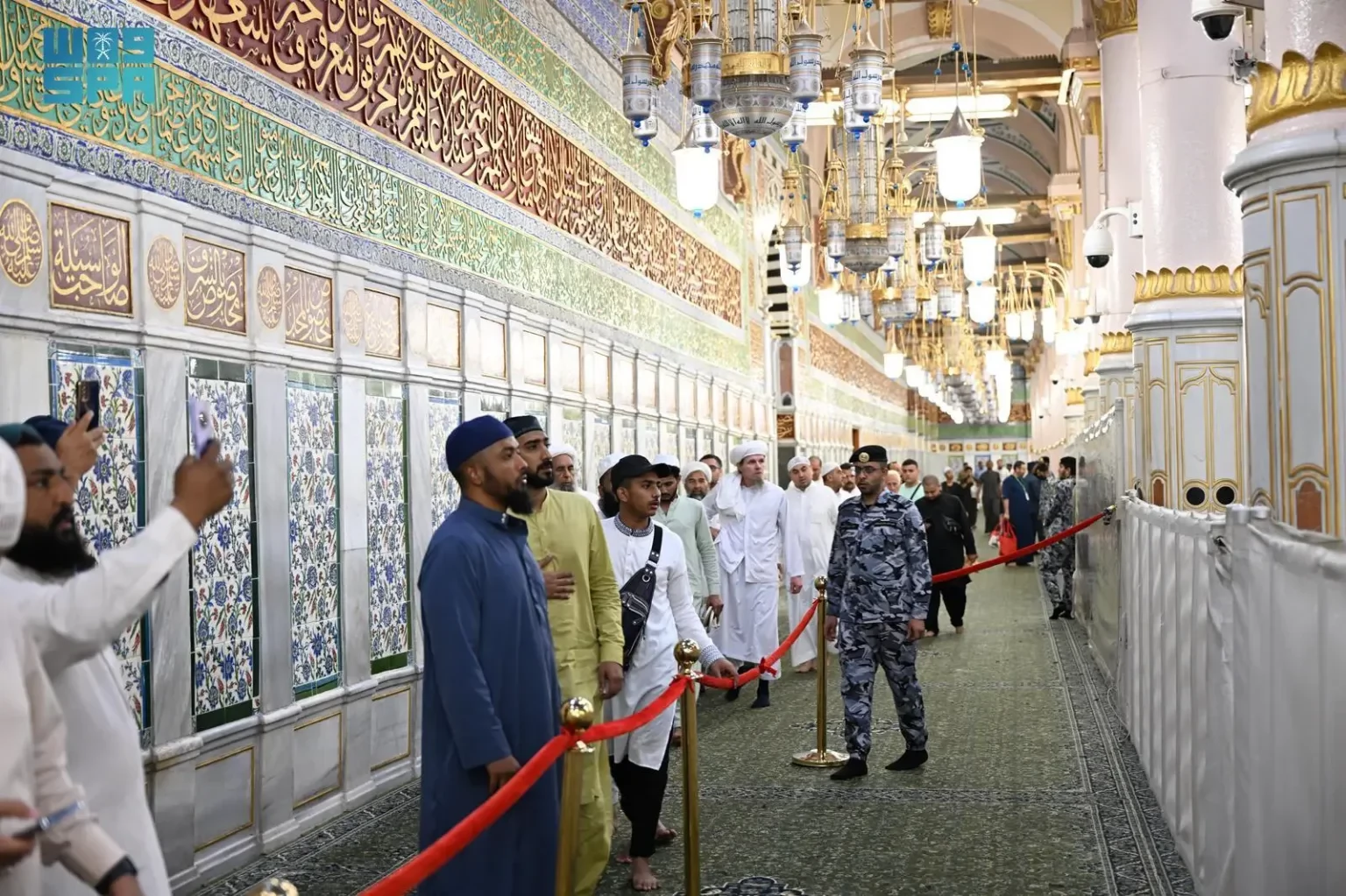 جهود إنسانية وتنظيمية لأفراد الأمن في المسجد النبوي لتمكين المصلين من أداء العبادات
