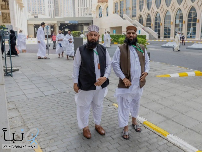 ضيوف برنامج خادم الحرمين الشريفين للعمرة والزيارة يؤدون صلاة الجمعة الأولى في شهر رمضان بالمسجد الحرام