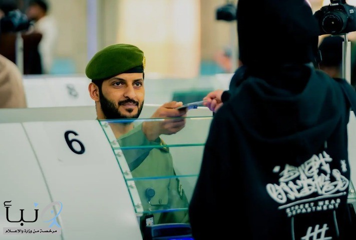 جوازات مطار الأمير محمد بن عبدالعزيز تنهي إجراءات ضيوف الرحمن القادمين للعمرة