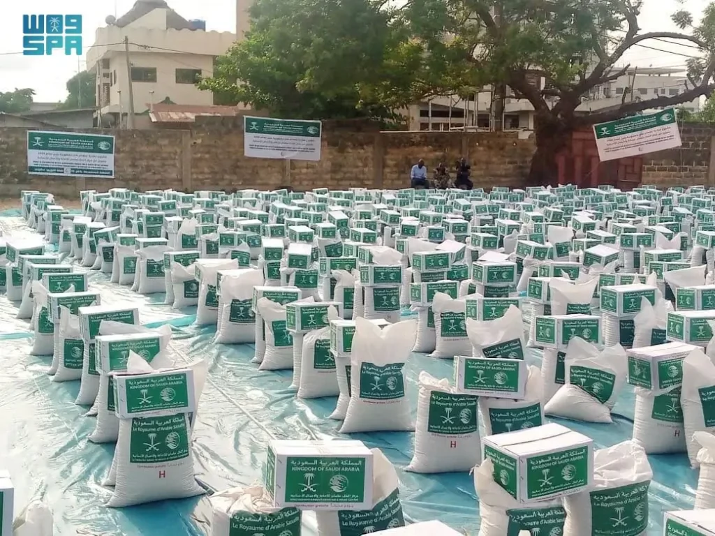 #مركز_الملك_سلمان_للإغاثة : توزيع 600 سلة غذائية في مدينة كوتونو بجمهورية بنين