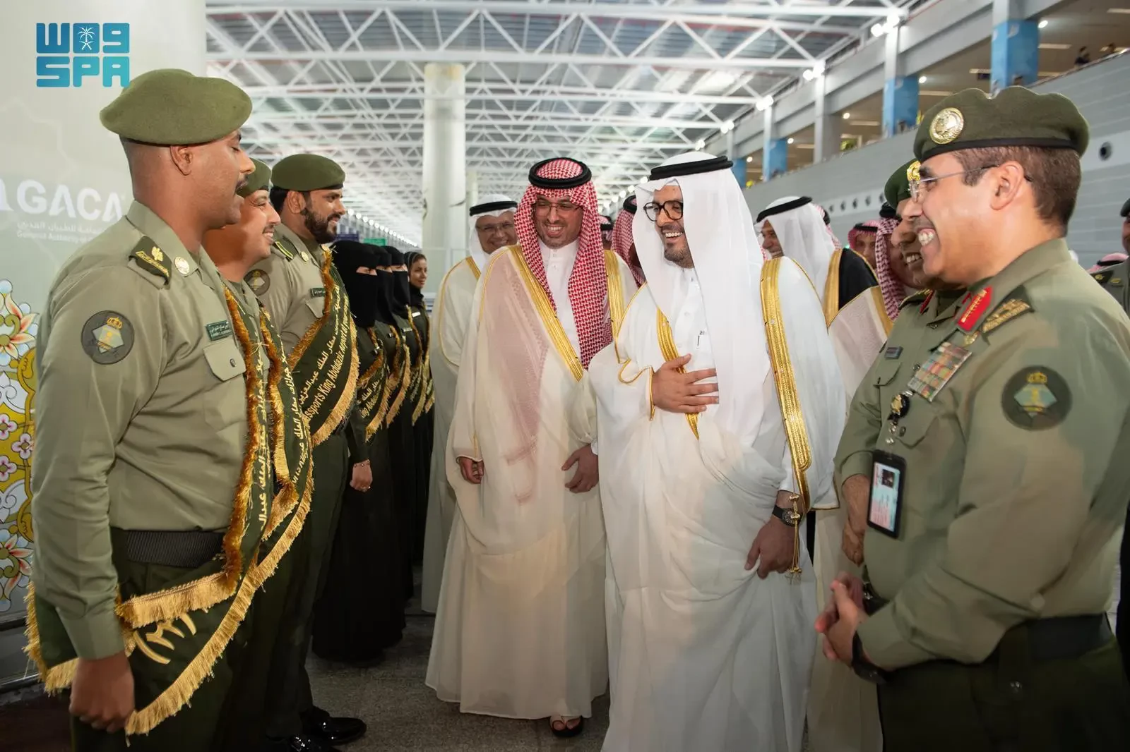 نائب أمير منطقة مكة المكرمة يتفقّد سير العمل الميداني والخدمات المقدمة للحجاج في "صالات الحج"