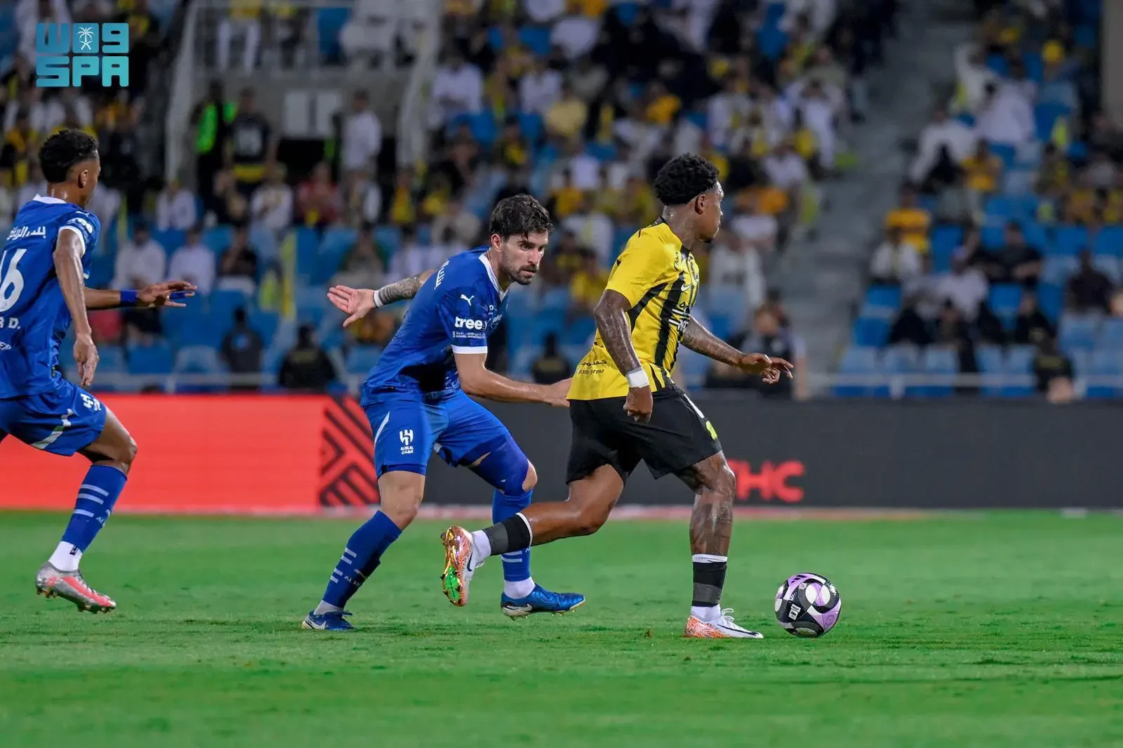 الهلال يحسم الكلاسيكو من أمام الاتحاد بثلاثية وينفرد بالصدارة