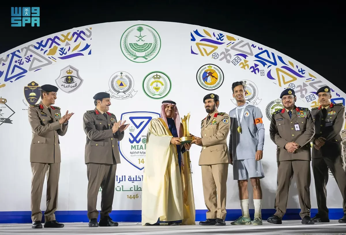 نائب وزير الداخلية يتوّج منتخب حرس الحدود ببطولة وزارة الداخلية الـ (14) لكرة القدم