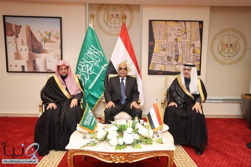 التقى معالي النائب العام الشيخ سعود بن عبدالله المعجب والوفد المرافق له في القاهرة, بمعالي النائب العام المصري المستشار محمد شوقي، ومعالي وزير العدل المصري المستشار عدنان فنجري.