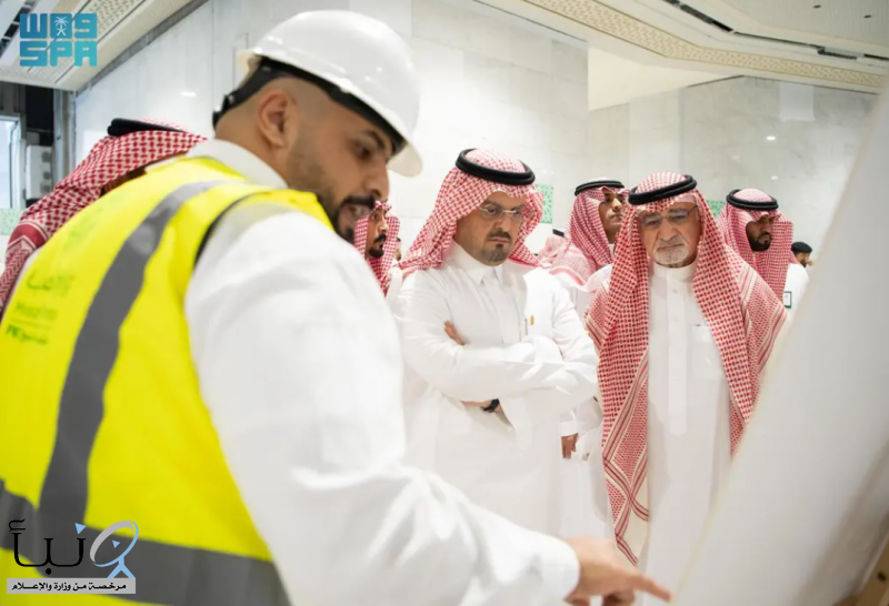 نائب أمير مكة المكرمة يقف ميدانيًا على المشروعات القائمة بالمسجد الحرام