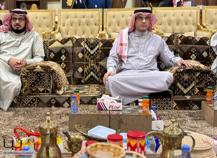 مدير عام التعليم يشارك الطلبة احتفالهم بمتحف مدارس دار التوحيد