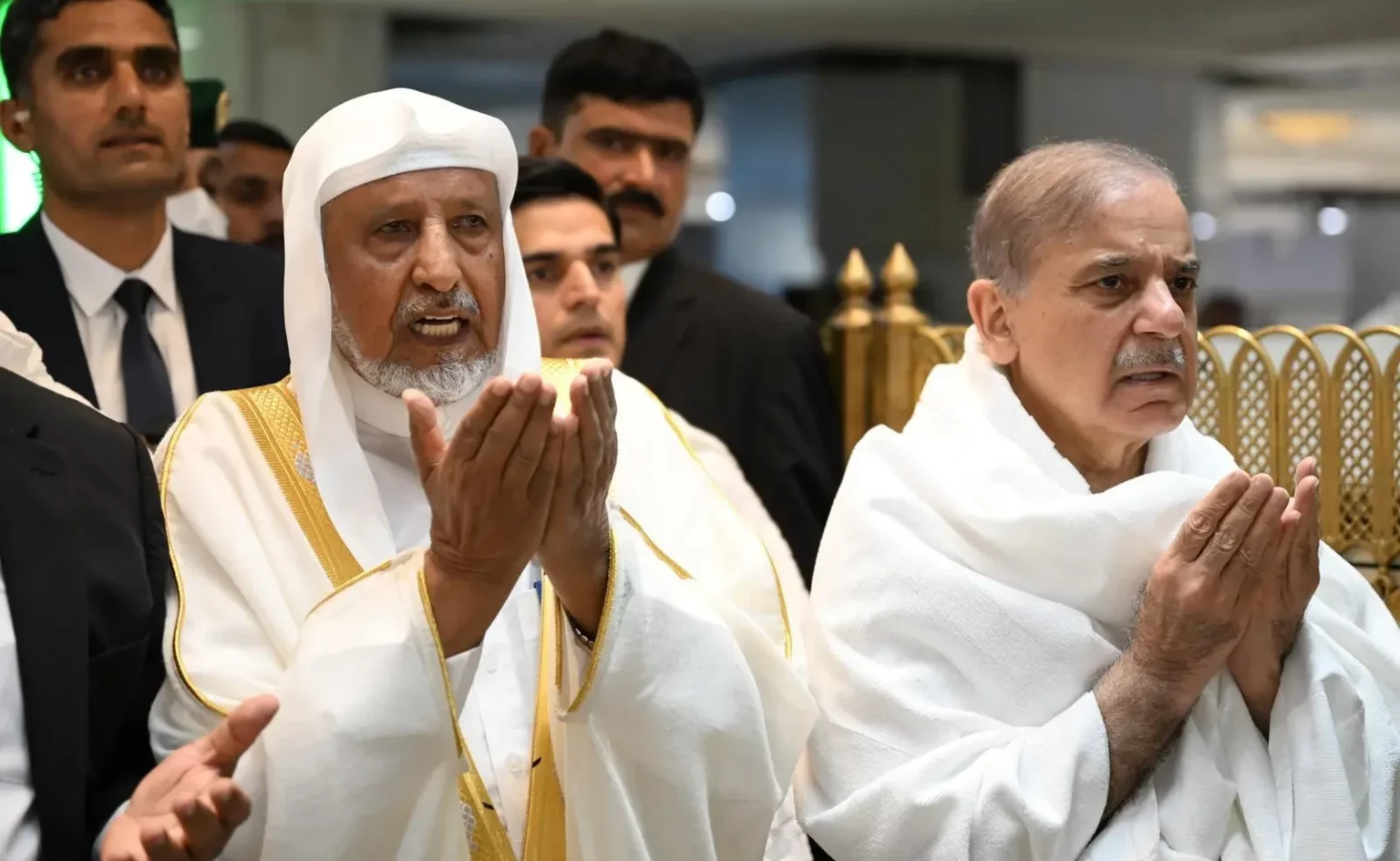 رئيس الوزراء بجمهورية #باكستان الإسلامية يؤدي مناسك العمرة