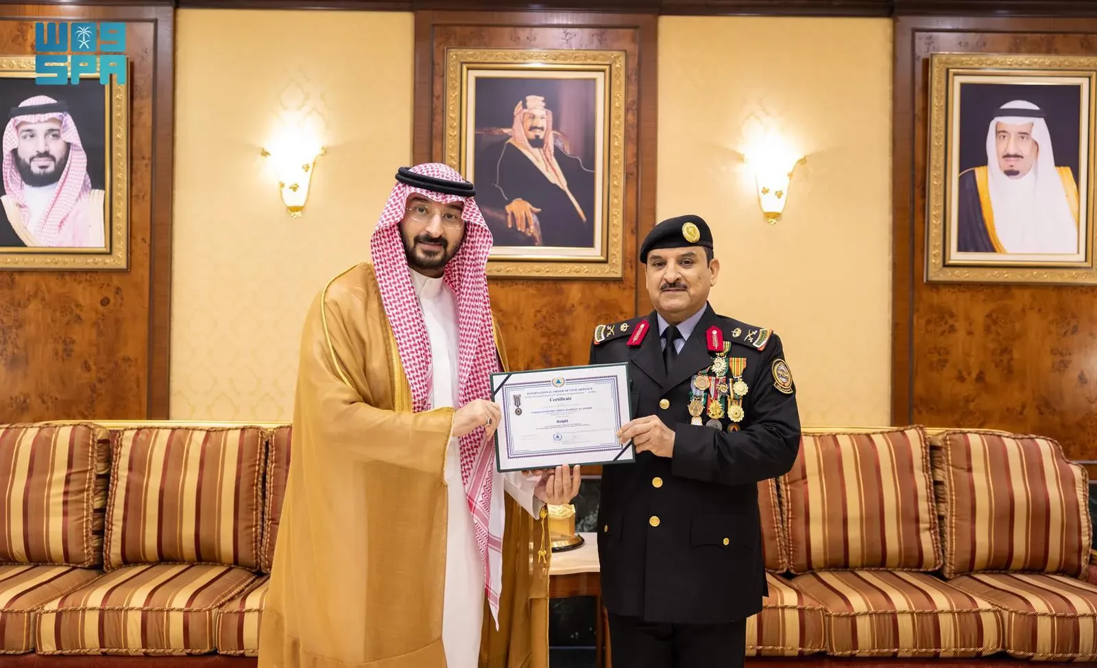 وزير الحرس الوطني يقلّد رئيس الجهاز العسكري المكلّف وسام المنظمة الدولية للحماية المدنية