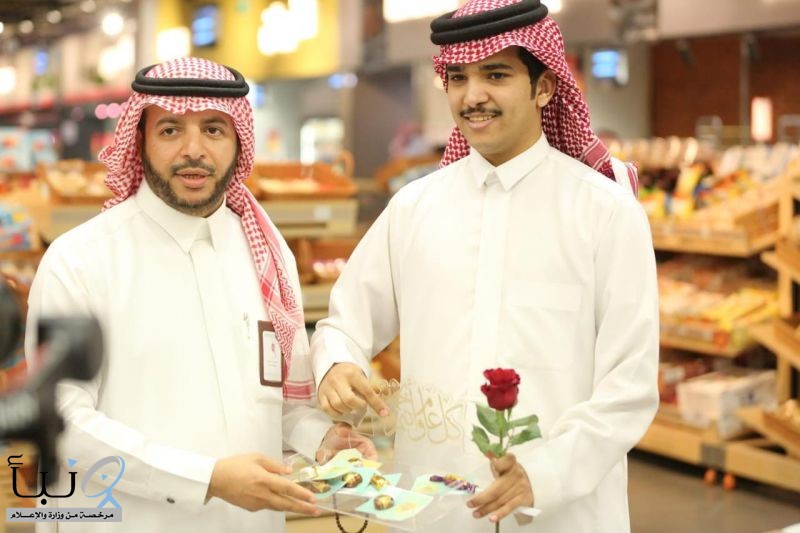 بلدية وادي الدواسر توزع هدايا العيد على المواطنين والمقيمين