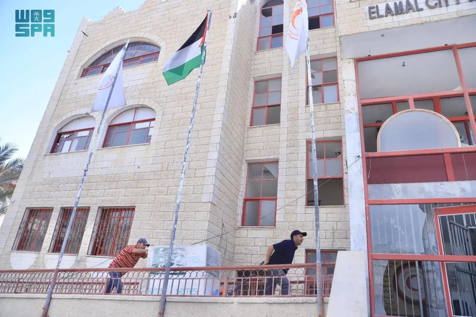 مركز الملك سلمان للإغاثة يواصل دعم الأونروا والهلال الأحمر الفلسطيني بمستلزمات طبية عاجلة في قطاع #غزة