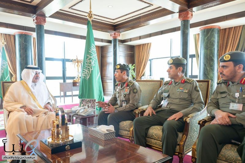 أمير تبوك يستقبل مدير عام الجوازات