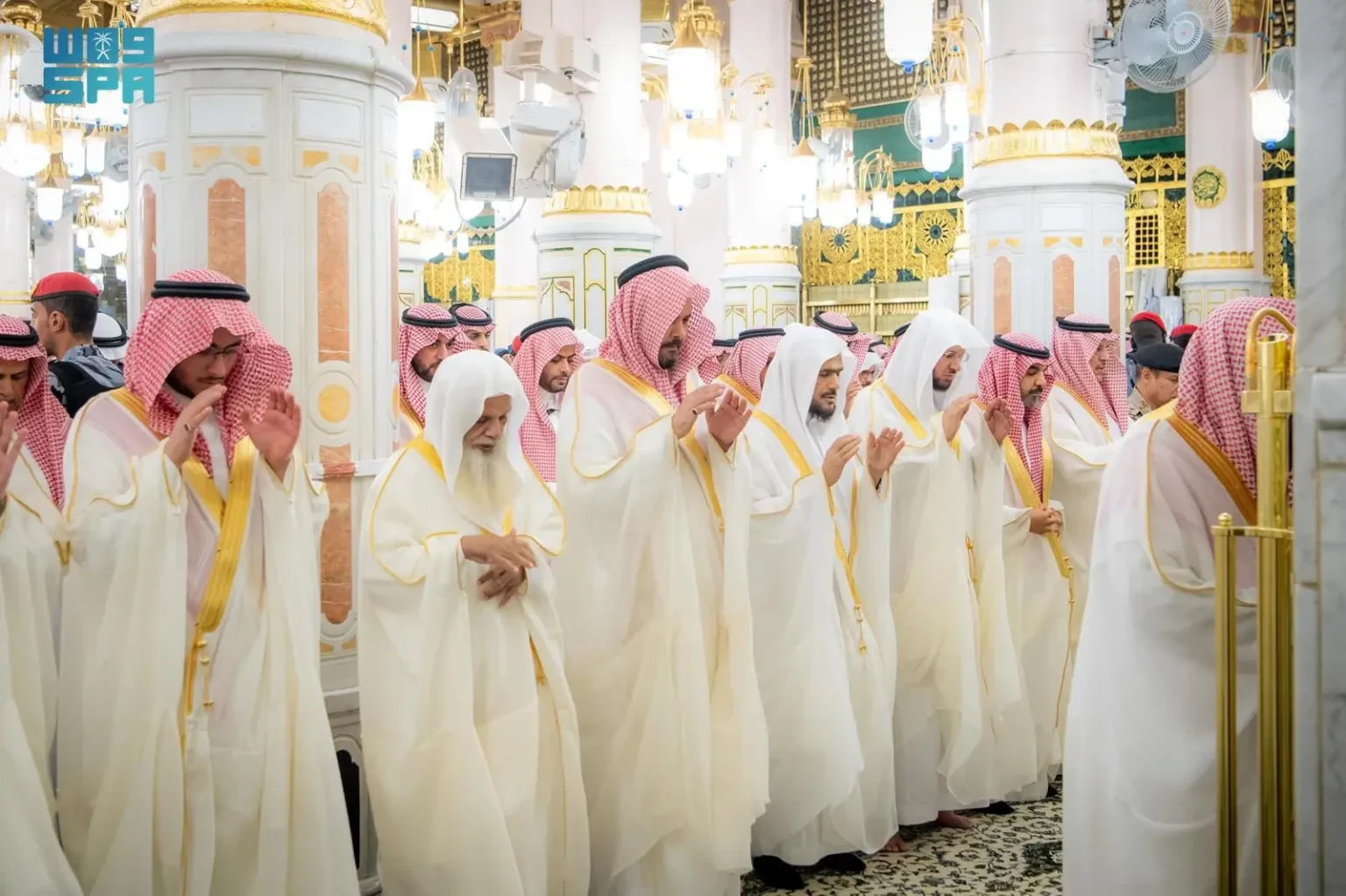 جموع المصلين يؤدون صلاة عيد الأضحى في المسجد النبوي
