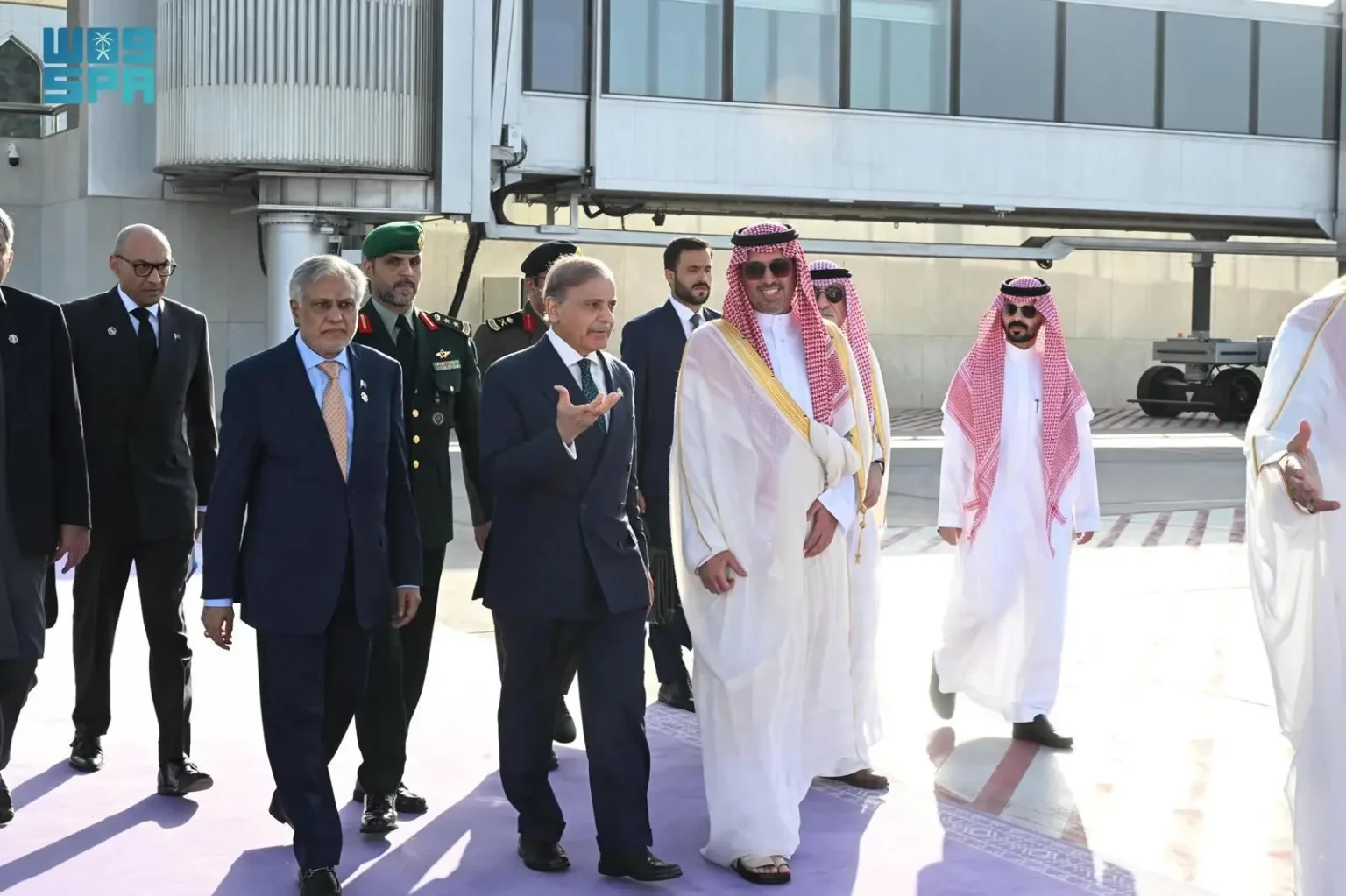 رئيس وزراء باكستان يغادر جدة