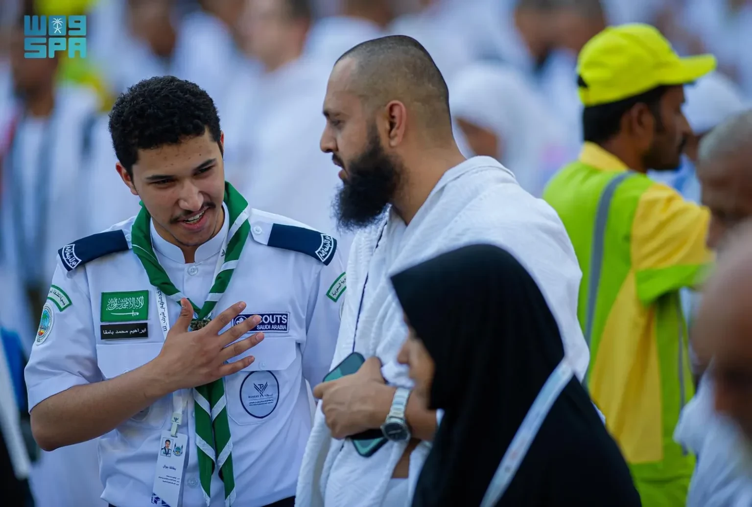 الكشافة يواصلون جهودهم التطوعية لإرشاد الحجاج في #مشعر_منى