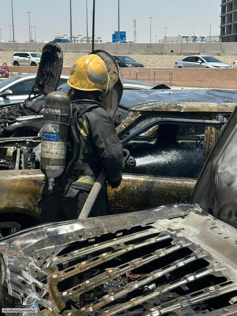 إخماد حريق في (4) مركبات بحي الصفا في #جدة #عاجل