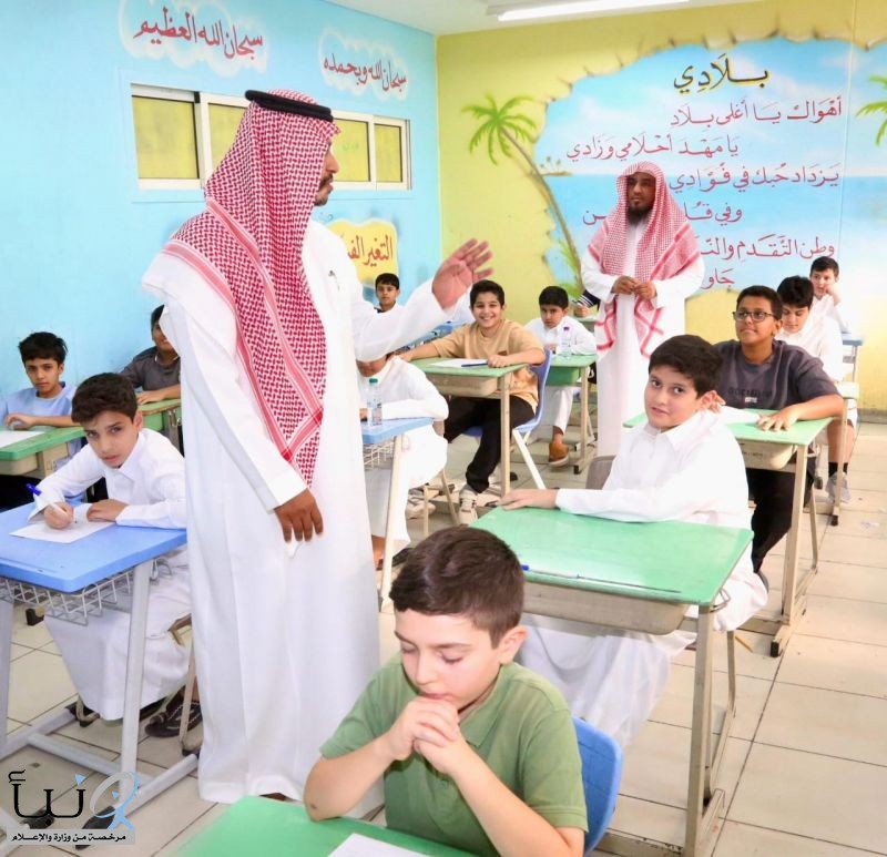 وكيل الوزارة للتعليم العام يعايد منسوبي المدارس والطلاب ويشاركهم يومهم الدراسي