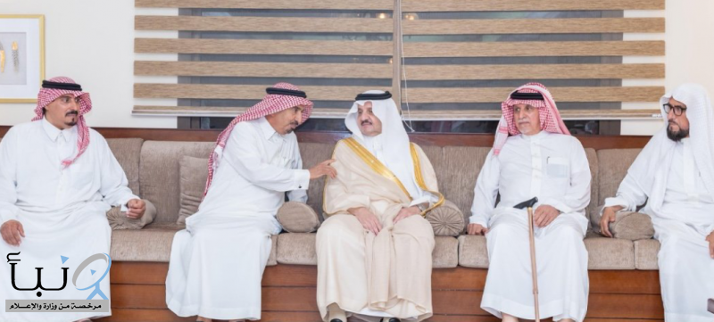 أمير المنطقة الشرقية يقدّم التعازي لأسرة العطيشان