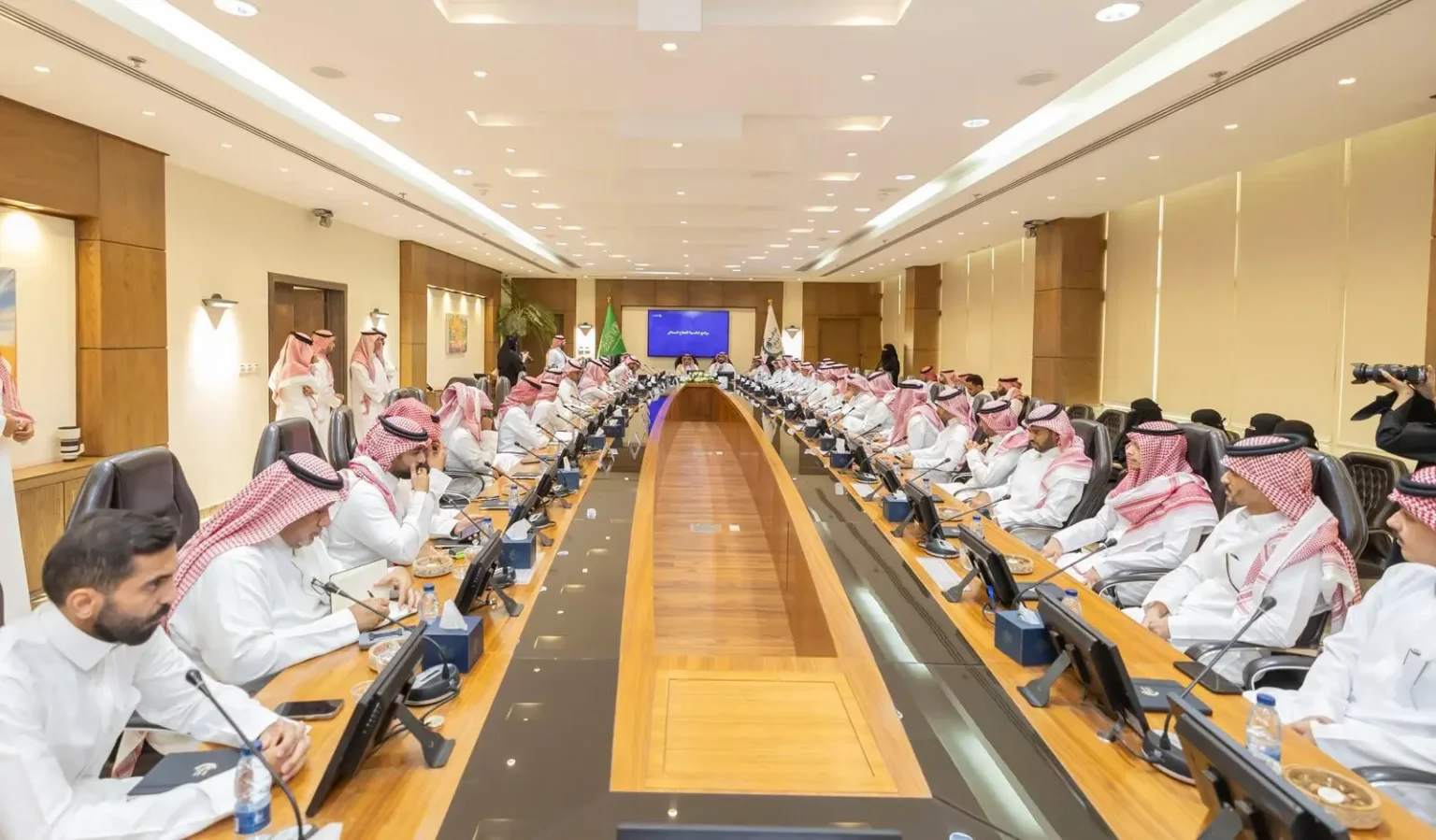 نائب وزير الصناعة يزور مركز القصيم العلمي ومصانع وطنية ويلتقي المستثمرين بغرفة عنيزة