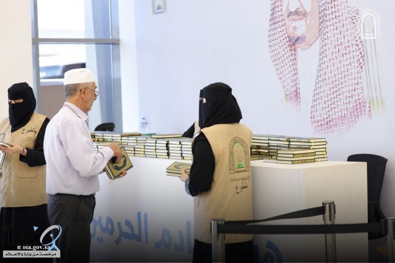 “الشؤون الإسلامية” بالحدود الشمالية ينهي توزيع هدية خادم الحرمين الشريفين من المصاحف الشريفة على الحجاج المغادرين عبر منفذ جديدة #عرعر