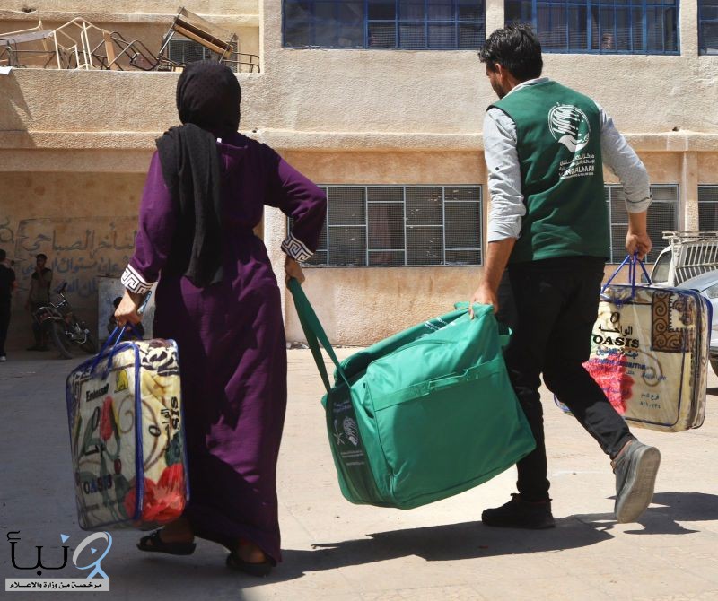 مركز الملك سلمان للإغاثة يوزّع مساعدات غذائية وإيوائية للنازحين من محافظة السويداء إلى محافظة درعا