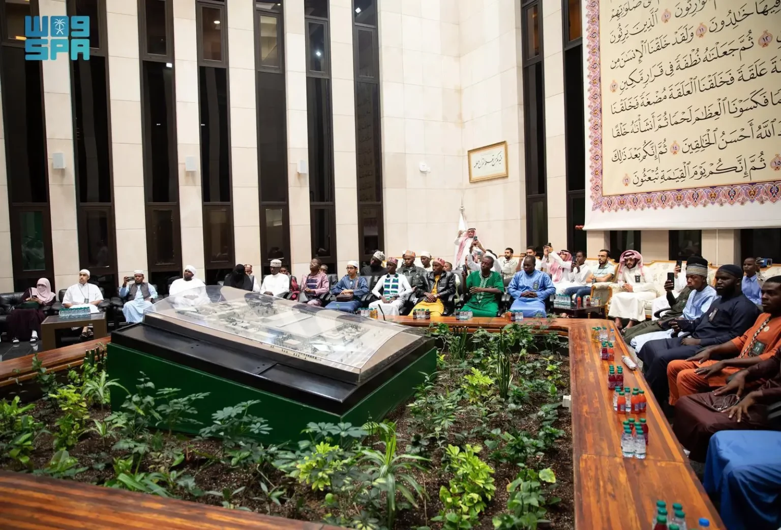 المشاركون في مسابقة الملك عبدالعزيز الدولية يزورون مجمع الملك فهد لطباعة المصحف الشريف