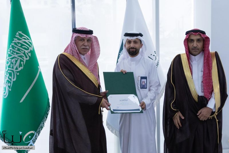 وزير التجارة يقف على أعمال فرع الوزارة والمركز السعودي للأعمال بمنطقة عسير ويكرم الموظفين المتميزين