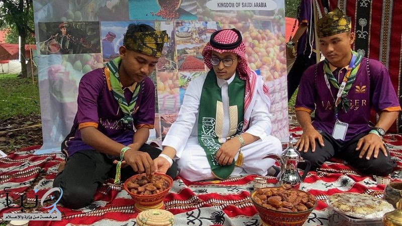 الكشافة السعوديون يجذبون أنظار المشاركين في جامبوري الكشاف المسلم بتبادل الهدايا والتذكارات