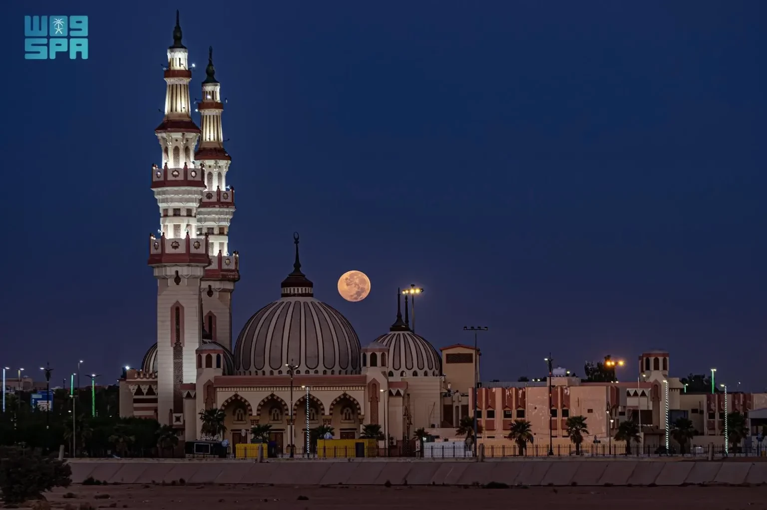 رصد “قمر الحصاد” أول قمر عملاق يشهده عام 2025م في سماء الحدود الشمالية