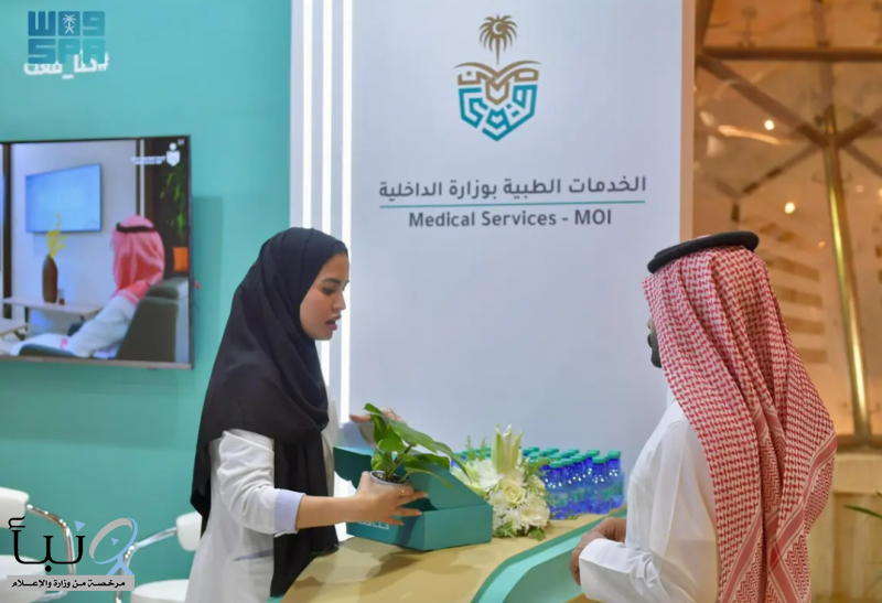 الخدمات الطبية بوزارة الداخلية تقيم ركنًا تفاعليًّا لتعزيز الوعي بالصحة النفسية ضمن حملة “حنا معك”
