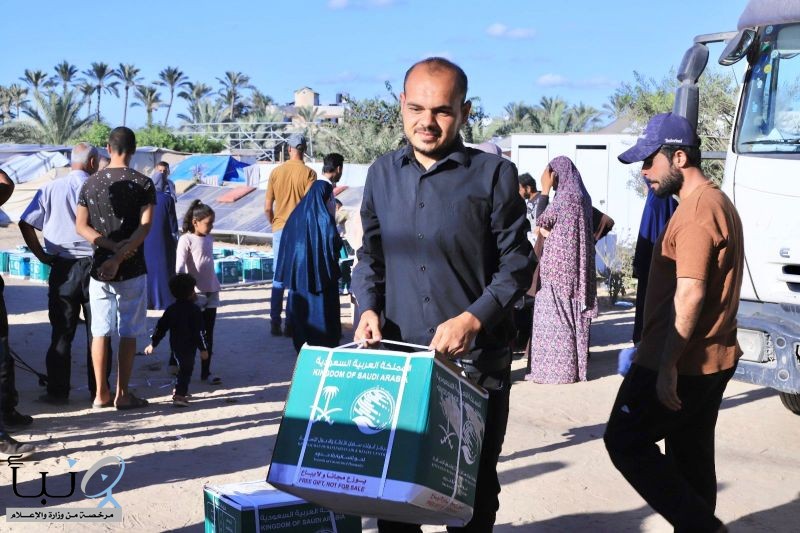 مركز الملك سلمان للإغاثة يوزع مساعدات إغاثية في مخيمات النازحين في قطاع غزة