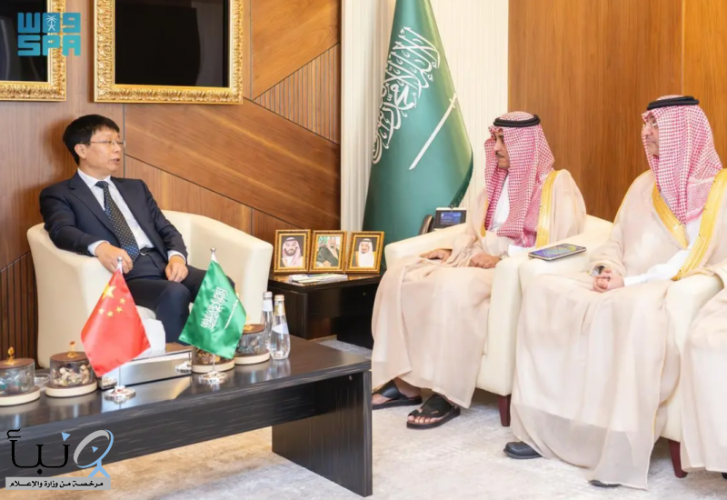 وزير الإعلام يستقبل رئيس صحيفة الشعب الصينية بمناسبة افتتاح مكتبها الإقليمي في الرياض