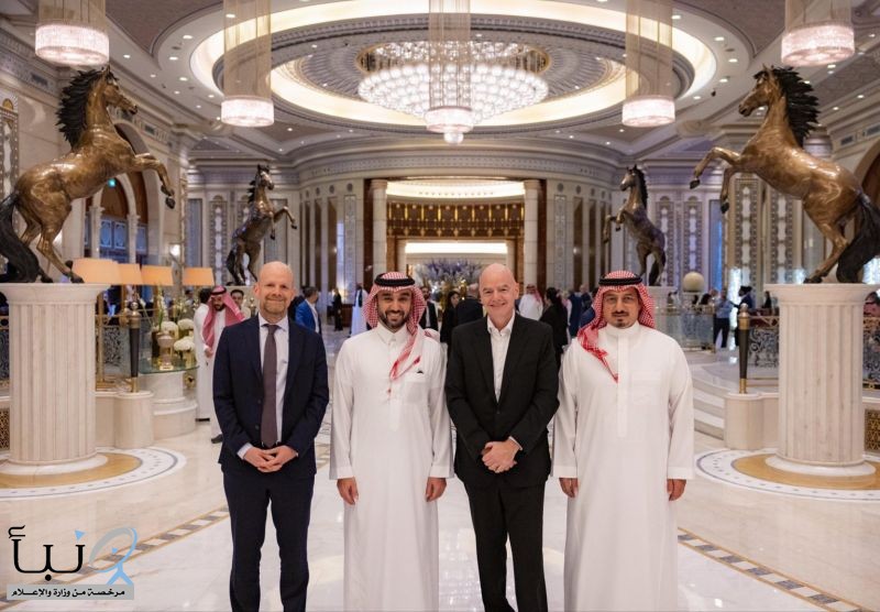 وزير الرياضة يلتقي رئيس الاتحاد الدولي لكرة القدم لبحث تعزيز التعاون الرياضي خلال مؤتمر مبادرة مستقبل الاستثمار