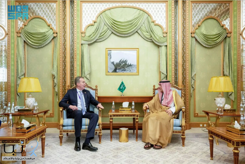 وزير الدولة للشؤون الخارجية يلتقي رئيس المنتدى الاقتصادي العالمي