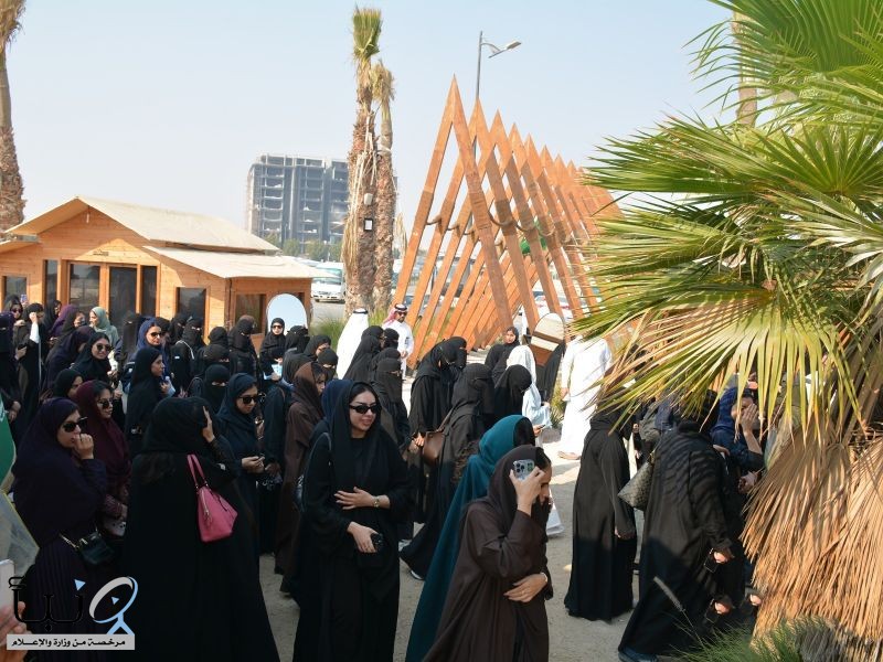 130 طالبة جامعية في رحلة علمية إلى شاطئ المانجروف في دارين وتاروت بالقطيف