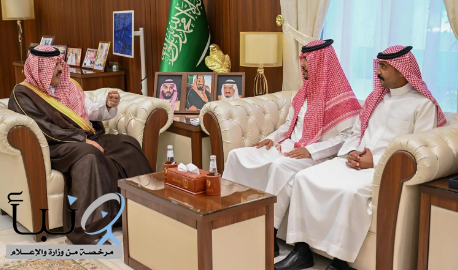 أمير حائل يستقبل مواطنين لموقفهم البطولي في إنقاذ وافدين من السيول أمير حائل يستقبل مواطنين لموقفهم البطولي في إنقاذ وافدين من السيول