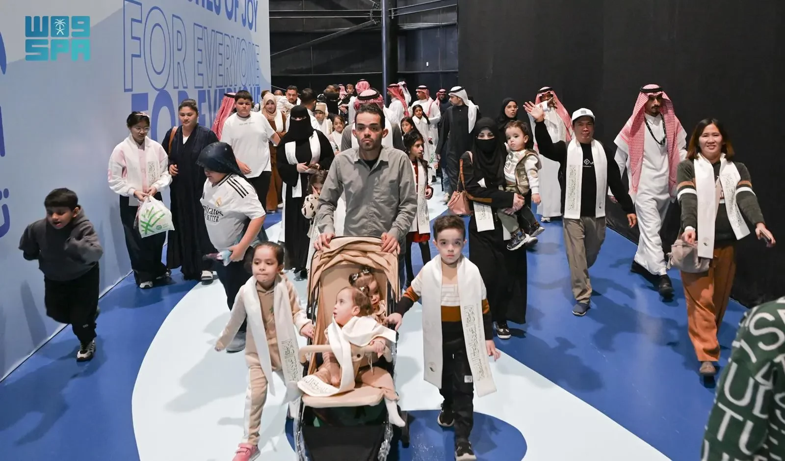 مركز الملك سلمان للإغاثة ينظّم زيارة للتوائم الملتصقة وذويهم لمنطقة البوليفارد وورلد