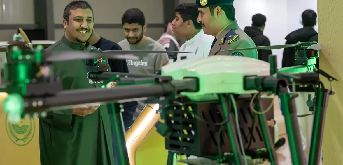 الدفاع المدني يستعرض طائرة “درون” للبحث والإنقاذ بمدى 20 كم في معرض الطيران