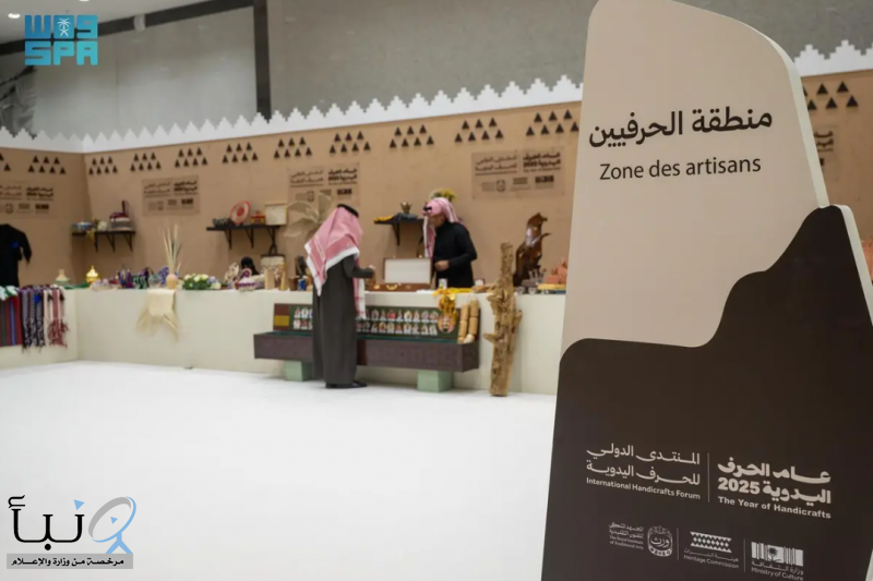 منطقة الحرفيين تجمع الإبداع المحلي وتقدم تجربة تفاعلية لزوار المنتدى الدولي للحرف اليدوية بسكاكا