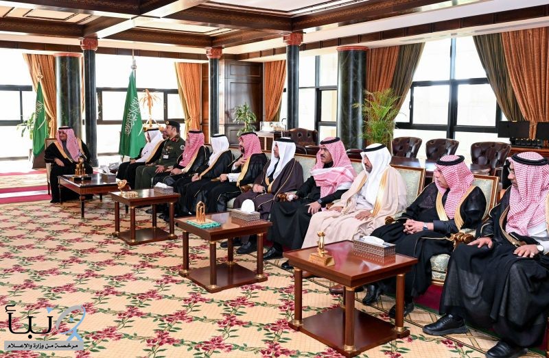 أمير منطقة تبوك يطلع على تقرير عن منجزات وأعمال لجنة تراحم بالمنطقة أمير منطقة تبوك يطلع على تقرير عن منجزات وأعمال لجنة تراحم بالمنطقة