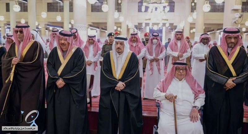 أمير الرياض يؤدي صلاة الميت على صاحب السمو الأمير عبدالله بن فهد بن عبدالله