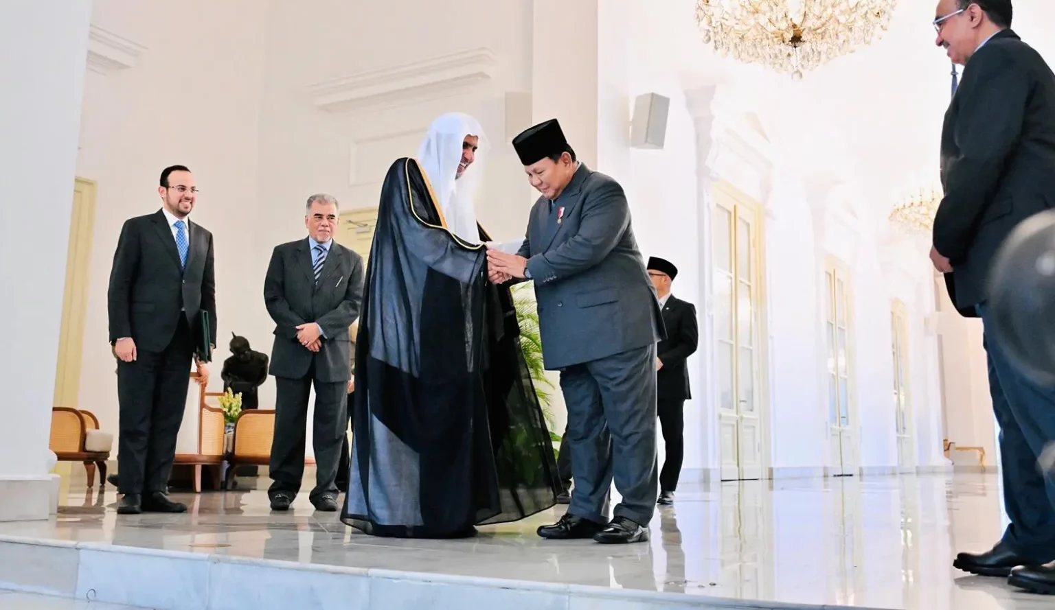 الرئيس الإندونيسي يستقبل الأمين العام لرابطة العالم الإسلامي ويشيد بدورها العالمي